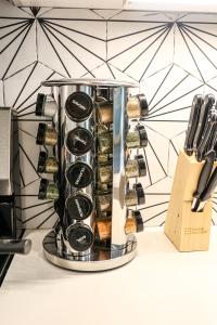 een keukenmachine die op een aanrecht staat bij StudioAprt QueenBed,WiFi,WD,Parking,Gym in Philadelphia +11 foto's