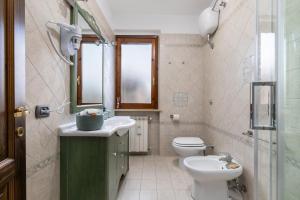a bathroom with a toilet and a sink at Piccolo Angolo Di Tranquillità in Poggibonsi