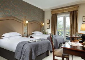Rúm í herbergi á Fitzpatrick Castle Hotel