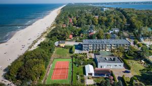 an aerial view of a beach with a tennis court at Resort Dankar in Dziwnów