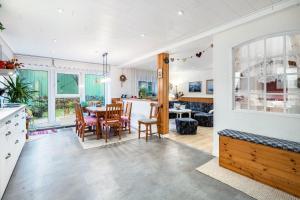 a kitchen and dining room with a table and chairs at Hof Islandpferde von der Holstenau in Eggstedt