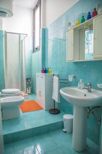 パレルモにあるPalazzo Trinacriaの青いバスルーム(洗面台、トイレ付)