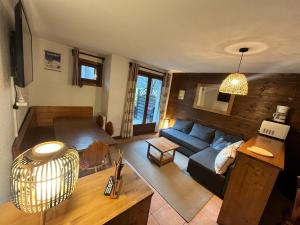 Posedenie v ubytovaní Duplex avec terrasse, piscine et parking à Samoëns - FR-1-624-111