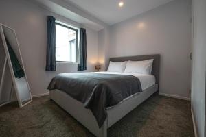 a bedroom with a large bed with a window at Chic Urban Retreat in Grey Lynn in Auckland +21 photos