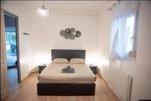 a bedroom with a bed in a white room at La menuiserie- 2 chb-clim-wifi-parking in Châteauroux