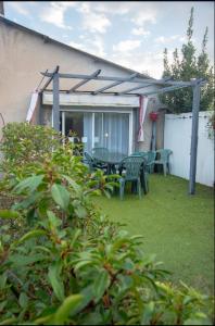 a patio with a table and chairs in a yard at La menuiserie- 2 chb-clim-wifi-parking in Châteauroux