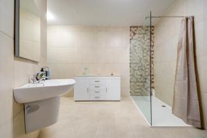 Baðherbergi á Relax & Unwind in Spacious Siggiewi Apartment by SF HOMES