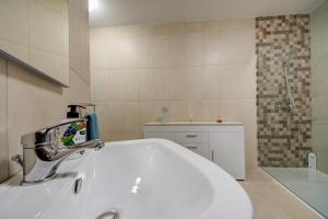 Baðherbergi á Relax & Unwind in Spacious Siggiewi Apartment by SF HOMES