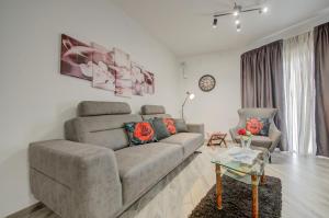 Setusvæði á Relax & Unwind in Spacious Siggiewi Apartment by SF HOMES