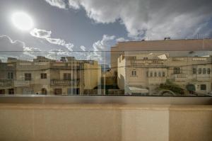 Mynd úr myndasafni af Relax & Unwind in Spacious Siggiewi Apartment by SF HOMES í Siġġiewi