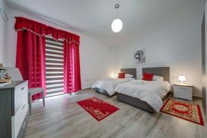 Rúm í herbergi á Relax & Unwind in Spacious Siggiewi Apartment by SF HOMES