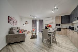 Eldhús eða eldhúskrókur á Relax & Unwind in Spacious Siggiewi Apartment by SF HOMES