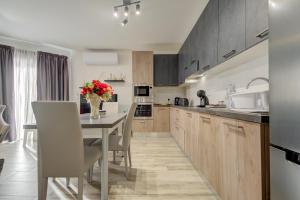 Eldhús eða eldhúskrókur á Relax & Unwind in Spacious Siggiewi Apartment by SF HOMES