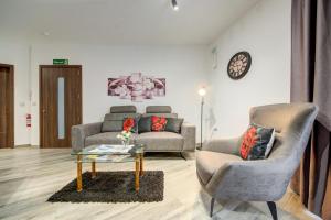 Setusvæði á Relax & Unwind in Spacious Siggiewi Apartment by SF HOMES