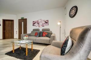 Setusvæði á Relax & Unwind in Spacious Siggiewi Apartment by SF HOMES