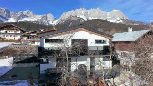 Vista generica sulle montagne o vista sulle montagne dall'interno dell'appartamento