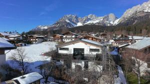 Vista generica sulle montagne o vista sulle montagne dall'interno dell'appartamento