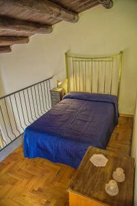 パレルモにあるPalazzo Trinacriaのベッドルーム1室(ベッド1台、木製テーブル付)