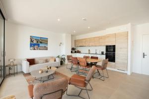 Pure Sea Apartments Villajoyosa的厨房或小厨房