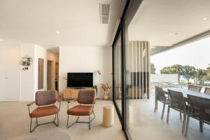 Pure Sea Apartments Villajoyosa的电视和/或娱乐中心
