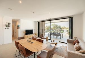 Pure Sea Apartments Villajoyosa的电视和/或娱乐中心