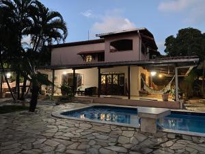 ein Haus mit einem Swimmingpool davor in der Unterkunft Casa Paraiso in Paulista