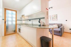 Kuchyň nebo kuchyňský kout v ubytování Renteando Albir Apartments