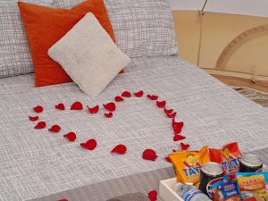 Un cuore fatto di cuori rossi su un letto di Fairy Cove at Rosemount Glamping a Carlingford