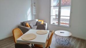 a living room with a table and a couch at Valençay appart chic 2 chambres in Valençay