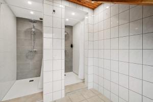 a bathroom with a shower with white tiled walls at RANGE 6-Zimmer WLAN Parkplatz Küche Balkon 8 Personen in Rudersberg +21 photos