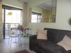 sala de estar con sofá y mesa en Barra Tropical Residence, en Salvador