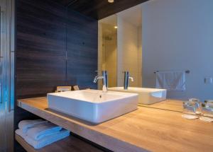a bathroom with a white sink and a large mirror at Boutique Hotel Karel de Stoute in Gorinchem