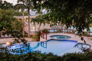 Bassein majutusasutuses Sandals Ochi Beach All Inclusive Resort - Couples Only või selle lähedal