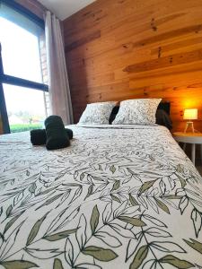 una camera da letto con un letto grande con testiera in legno di Sublime villa 9 pers- 5chb-pisicne-wifi a Le Poinçonnet