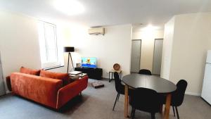 Posezení v ubytování Ecueillé centre -bel appart neuf 2 chambres + 15 fotografií