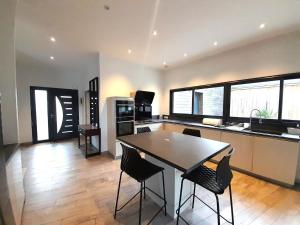 una cucina con un tavolo e sedie in una stanza di Sublime villa 9 pers- 5chb-pisicne-wifi a Le Poinçonnet