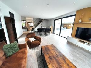 un soggiorno con divano, sedie e TV di Sublime villa 9 pers- 5chb-pisicne-wifi a Le Poinçonnet