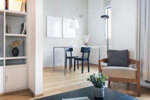 A seating area at Wonderful Brera flat
