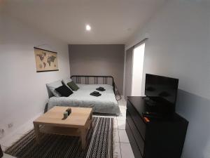 Posteľ alebo postele v izbe v ubytovaní Charmant Studio l'Arnon à Issoudun