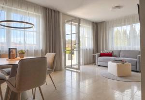 Posezení v ubytování "SONNTAGSGLÜCK" - Premium Apartments Seekirchen, ruhiges Feriendomizil im Grünen, gemeinsamer Poolarea
