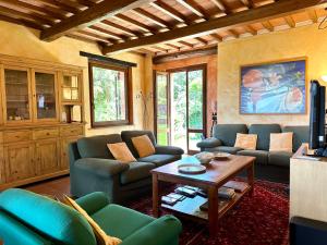 ein Wohnzimmer mit zwei Sofas und einem Tisch in der Unterkunft Tartagli Authentic Villa with Pool - a Fontanaro Property in Paciano