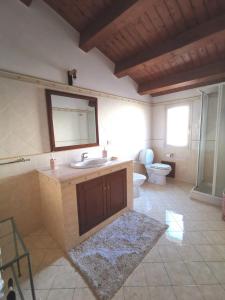 Ένα μπάνιο στο Casa elegante con terrazzino in centro paese