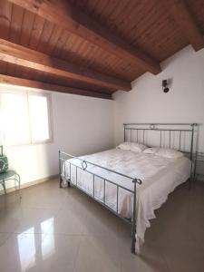 Ένα ή περισσότερα κρεβάτια σε δωμάτιο στο Casa elegante con terrazzino in centro paese