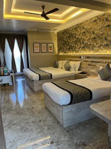 una camera con 3 letti di LG Signature Suites Kalyan Nagar a Bangalore