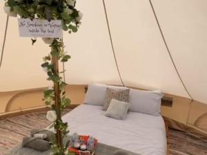 Posto letto in tenda con un cartello sopra. di Fairy Hill at Rosemount Glamping a Carlingford