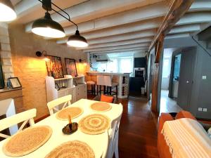 una sala da pranzo con tavolo e sedie bianchi di Châteauroux centre superbe appart duplex terrasse a Châteauroux Altre 10 foto