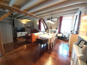 un soggiorno con un tavolo e un divano di Châteauroux centre superbe appart duplex terrasse a Châteauroux