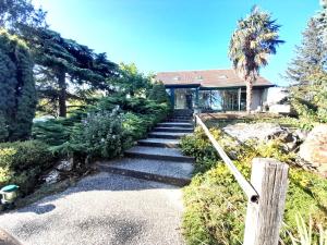 eine Treppe, die zu einem Haus führt in der Unterkunft Le Rio Clopet in Buzançais
