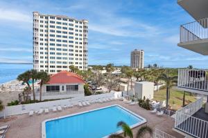 vistas a la piscina y al océano desde un edificio en Lovers Key Beach Club #303 by Sun Palace Vacations, en Fort Myers Beach