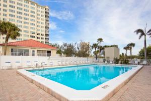 Una gran piscina con sillas y un edificio. en Lovers Key Beach Club #303 by Sun Palace Vacations, en Fort Myers Beach 15 fotos más